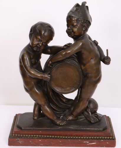 null GROUPE EN BRONZE "ENFANTS AU TAMBOUR"

En bronze patiné, daté "1876", sur une...