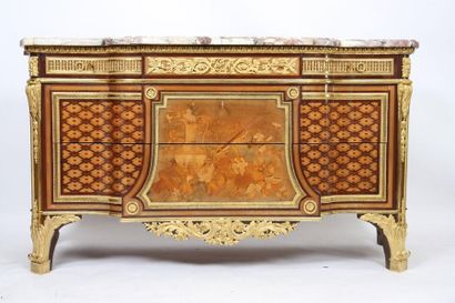 null IMPORTANTE COMMODE MARQUETEE LOUIS XVI MODELE DE RIESENER

A ressaut central...