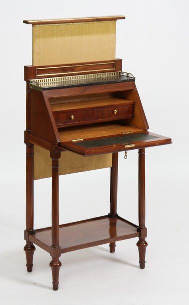 null MAHOGANY SOFT NOTE LOUIS XVI

In mahogany and mahogany veneer, opening to a...