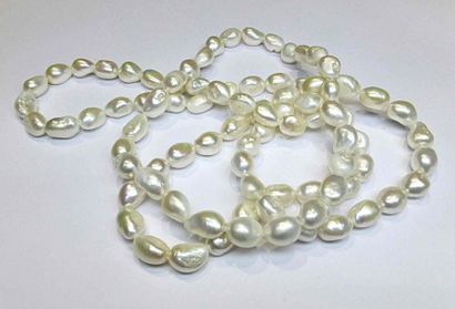 null A very original long necklace made of natural cultured pearls in baroque form,...