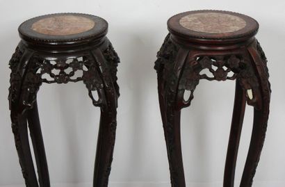 null ENSEMBLE DE DEUX SELLETTES ASIATIQUE CIRCULAIRES 

En bois précieux sculpté,...