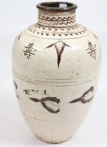 null LARGE CIZHU JAR

In glazed terracotta with leaf decoration, writing and geometric...
