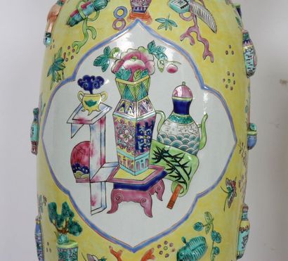 null IMPORTANTE PAIRE DE VASES A FOND JAUNE 

De forme balustre, en porcelaine à...