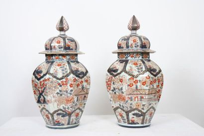 null IMPORTANTE PAIRE DE POTICHES COUVERTES EN PORCELAINE IMARI

De forme octogonale...