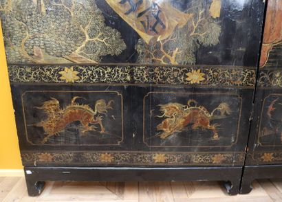 null VERY RARE AND IMPORTANT CHINESE LACQUER SCREEN

Composed of three panels with...