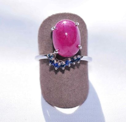 null Bague originale or blanc centrée d'un rubis ovale cabochon de belle couleur,...