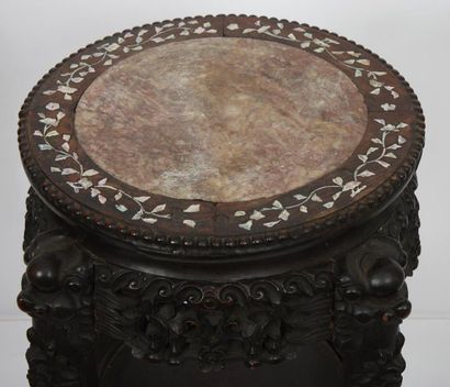 null ASIAN CIRCULAR HARNESS

In carved precious wood, with a circular top decorated...