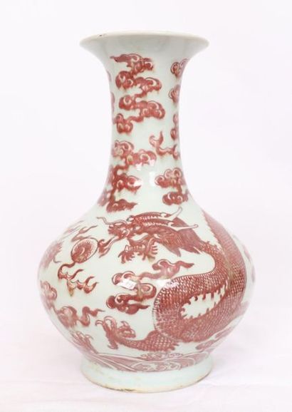 null VASE EN PORCELAINE ROUGE DE FER "AUX DRAGONS IMPERIAUX" CHINE

Vase de forme...