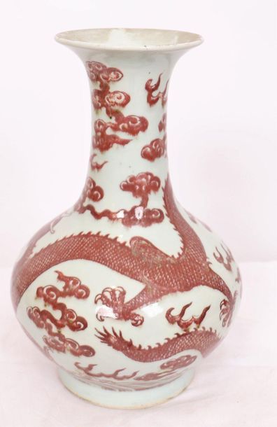 null VASE EN PORCELAINE ROUGE DE FER "AUX DRAGONS IMPERIAUX" CHINE

Vase de forme...