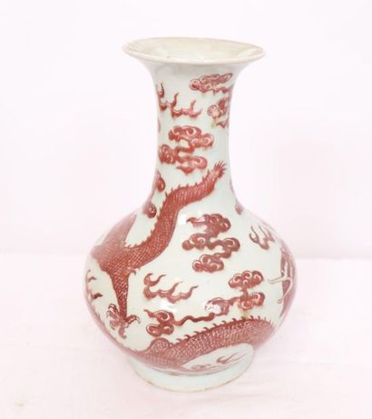 null VASE EN PORCELAINE ROUGE DE FER "AUX DRAGONS IMPERIAUX" CHINE

Vase de forme...