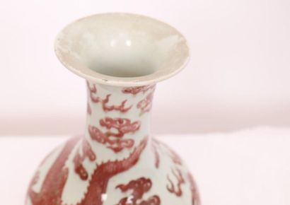 null VASE EN PORCELAINE ROUGE DE FER "AUX DRAGONS IMPERIAUX" CHINE

Vase de forme...
