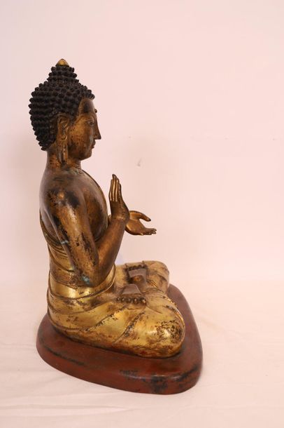 null BUDDHA SEATED in gilt bronze 

17th century style

H: 45 cm

Use and maintenance...