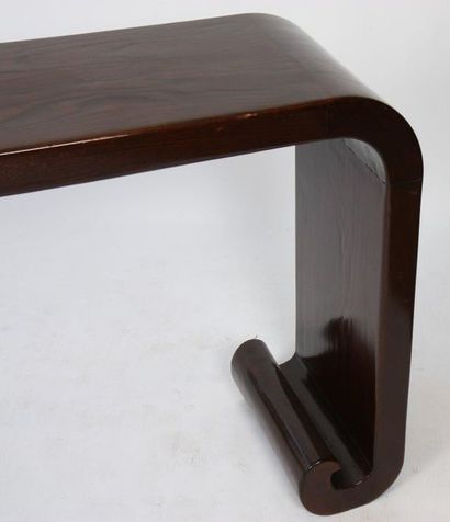 null VERY NICE SOLID WOOD CONSOLE

Brown lacquered, ending on the sides with windings.

Asian...