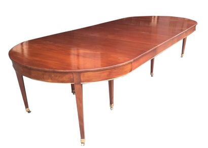 null RARE CHATEAU DIRECTOIRE TABLE

In mahogany and blond Cuban mahogany veneer,...