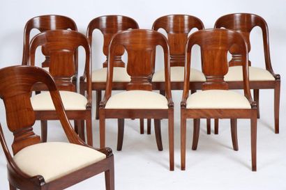 null SUITE OF EIGHT GONDOLA CHAIRS

In mahogany and mahogany veneer, resting on four...
