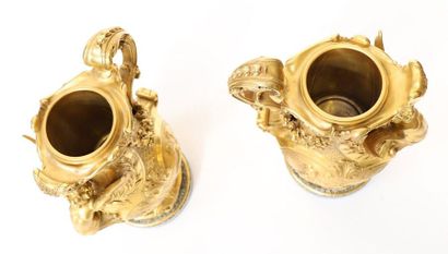 null VERY BEAUTIFUL PAIR OF EAGGERS with a handle in chiselled gilt bronze with decoration...