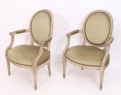 null PAIR OF LOUIS MEDALLION ARMCHAIRS XVI

In lacquered wood, with a cabriolet medallion...