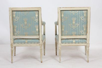 null PAIRE DE FAUTEUILS LOUIS XVI

En bois patiné à dossier carré plat, à accoudoirs...