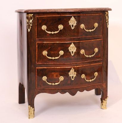 null CHARMANTE PETITE COMMODE MARQUETEE REGENCE 

En marqueterie de bois de placage,...