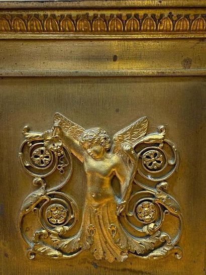 null PAIRE DE CANDELABRES en bronze doré présentant des putti aux ailes de papillon...