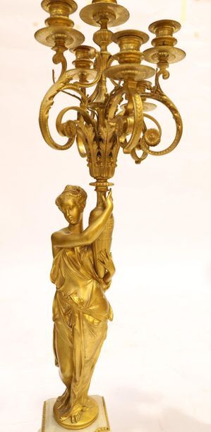 null PAIRE DE CANDELABRES A SIX LUMIERES en bronze doré à décor de vestales tenant...
