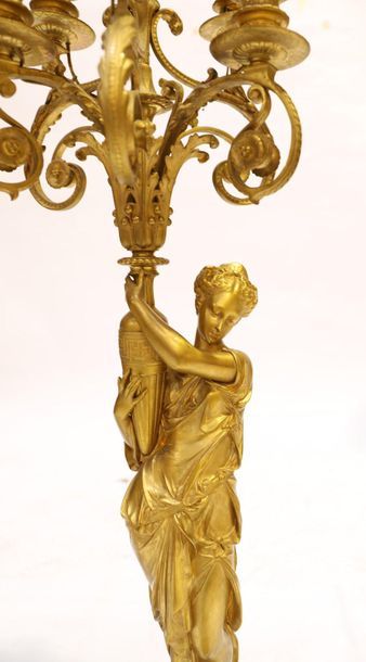 null PAIRE DE CANDELABRES A SIX LUMIERES en bronze doré à décor de vestales tenant...