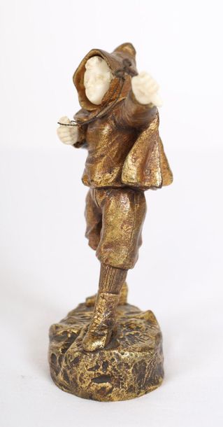 null CHRYSELEPHANTINE SCULPTURE "JEUNE GARCON A LA FRONDE" by Georges OMERTH (act.1895-1925)

Adorable...