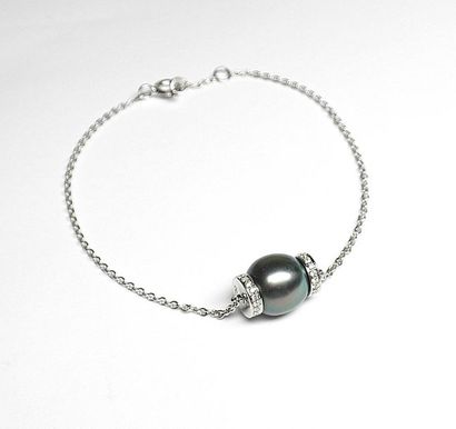 White gold bracelet supporting a 9.5 mm Tahitian...