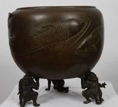 null CACHE POT IN JAPANESE BRONZE

Bronze patinated, with carp motifs in low relief,...
