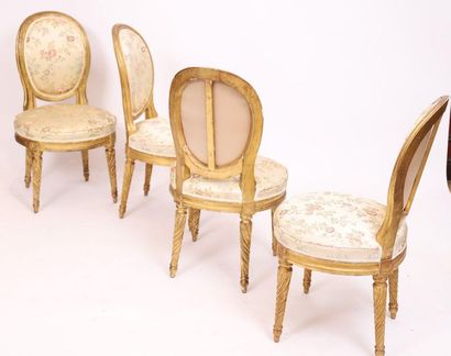 null SUITE OF FOUR LOVELY LOUIS CHAIRS XVI

In gilded wood, with a cabriolet medallion...