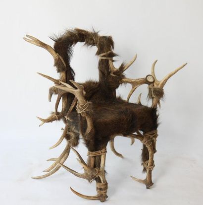 null HUNTING CHAIR

Structure made of deer antlers, seated in natural boar skin.

20th...