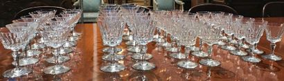 null TRES BEAU SERVICE DE VERRES BACCARAT EN CRISTAL comprenant 12 coupes à champagne,...