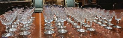 null TRES BEAU SERVICE DE VERRES BACCARAT EN CRISTAL comprenant 12 coupes à champagne,...