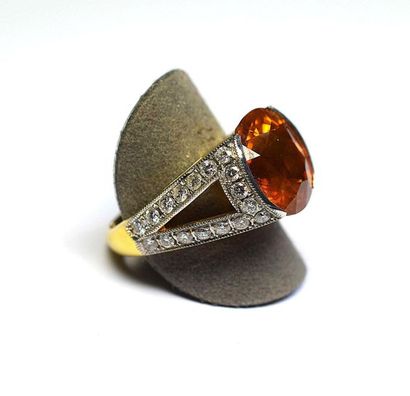 null Bicolor ring in half closed of an oval NATURAL Ceylon sapphire of orange yellow...