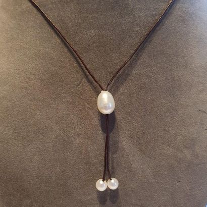null Necklace decorated with 3 natural cultured pearls of baroque shape on a brown...