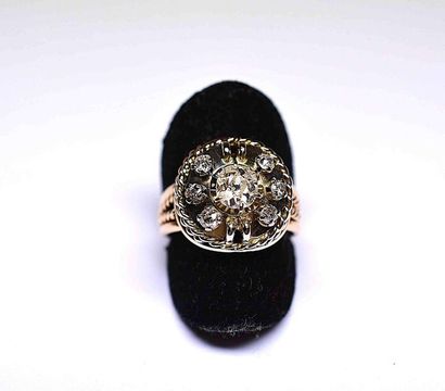 null 50's ring centered of a round diamond TA for 0,50 c env in a circle of 6 diamonds....