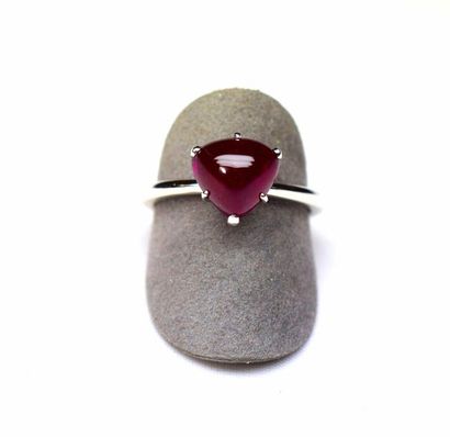 null Ruby size troïdia cabochon of intense color for 3,37 c mounted in "solitaire"...