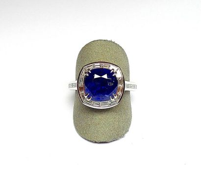 null White gold ring supporting a large cushion sapphire NATURAL Ceylon weighing...