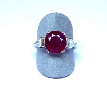 null White gold ring centered of a NATURAL cushion ruby probably Burmese for 3,54c....