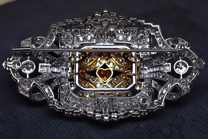 null Important brooch in platinum and yellow gold set with some 300 diamonds, one...