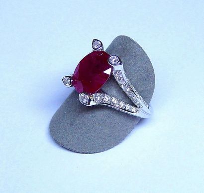 null Beautiful white gold ring centered on an oval ruby NATURAL BIRMAN for 4.24 c,...