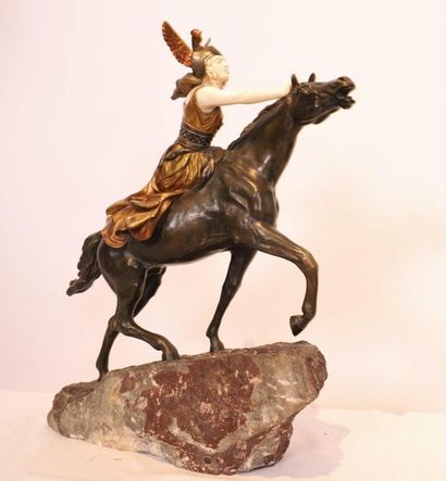 Claire COLINET (1880-1950) BRONZE CHRYSELEPHANTINE "VALKYRIE A CHEVAL" DE Claire...