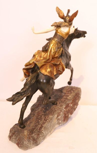 Claire COLINET (1880-1950) BRONZE CHRYSELEPHANTINE "VALKYRIE A CHEVAL" DE Claire...