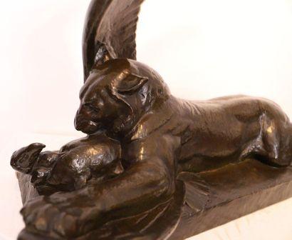 Charles DELHOMMEAU (1883-1970) GRAND BRONZE ANIMALIER "LIONNE DEVORANT UN VAUTOUR"...