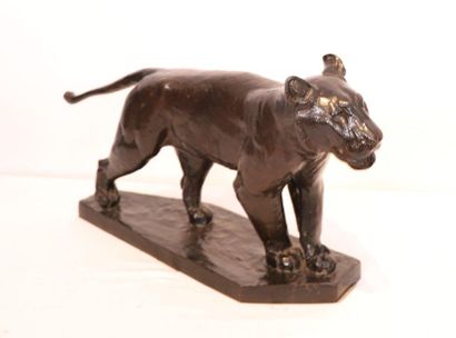 Georges Lucien GUYOT (1885-1973) RARE BRONZE ANIMALIER ART DECO "LIONNE A L'AFFUT"...