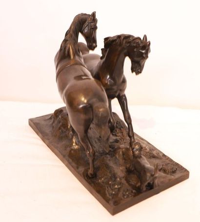 null GROUPE ANIMALIER EN BRONZE "DEUX CHEVAUX EN ACCOLADE AU CHIEN" ATTR. A Théodore...