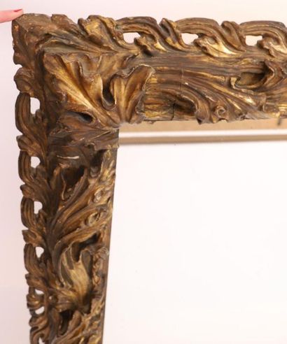 null IMPORTANT MIROIR EN BOIS DORE BAROQUE ITALIEN XVIIIè

En bois doré et sculpté...