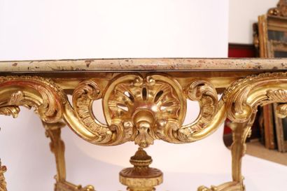 null TABLE A GIBIER EN BOIS DORE ROCAILLE

En bois doré, richement sculpté, à ceinture...