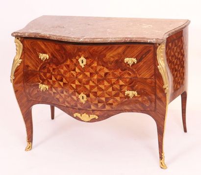 DUBOIS (Maître en 1742) COMMODE SAUTEUSE MARQUETEE LOUIS XV PORTANT L'ESTAMP. DE...