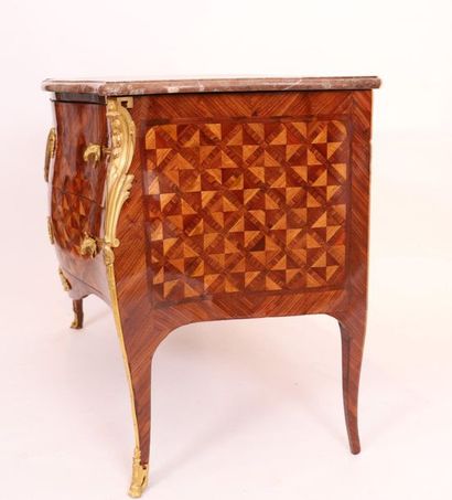 DUBOIS (Maître en 1742) COMMODE SAUTEUSE MARQUETEE LOUIS XV PORTANT L'ESTAMP. DE...